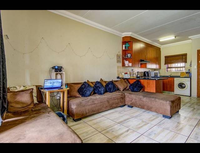 2 BEDROOM TOWNHOUSE FOR SALE IN RAVENSWOOD